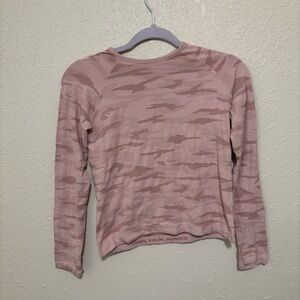Athleta cropped pink camo long sleeved top xs